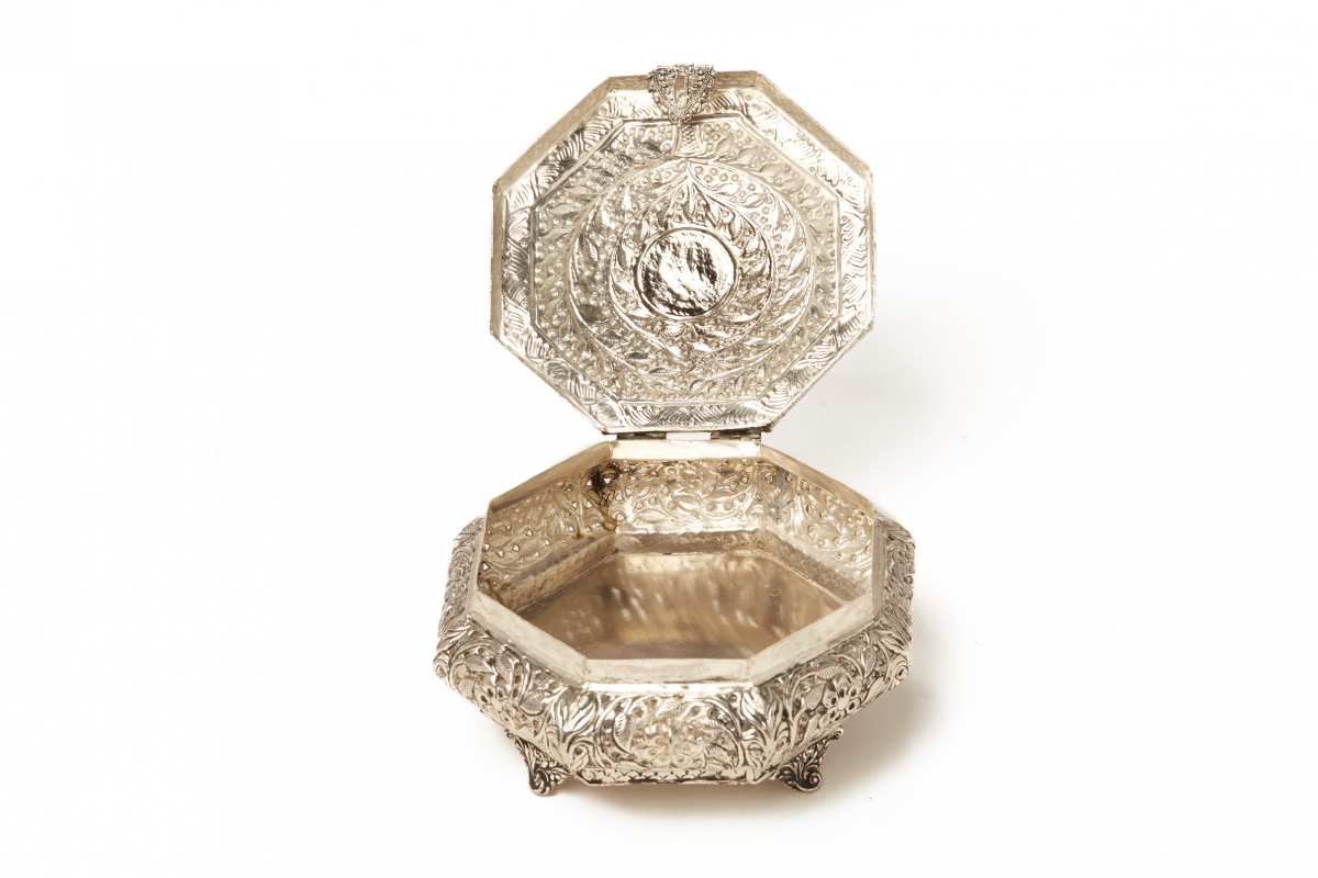 A SOUTHEAST ASIAN SILVER WEDDING BOX - Image 2 of 3