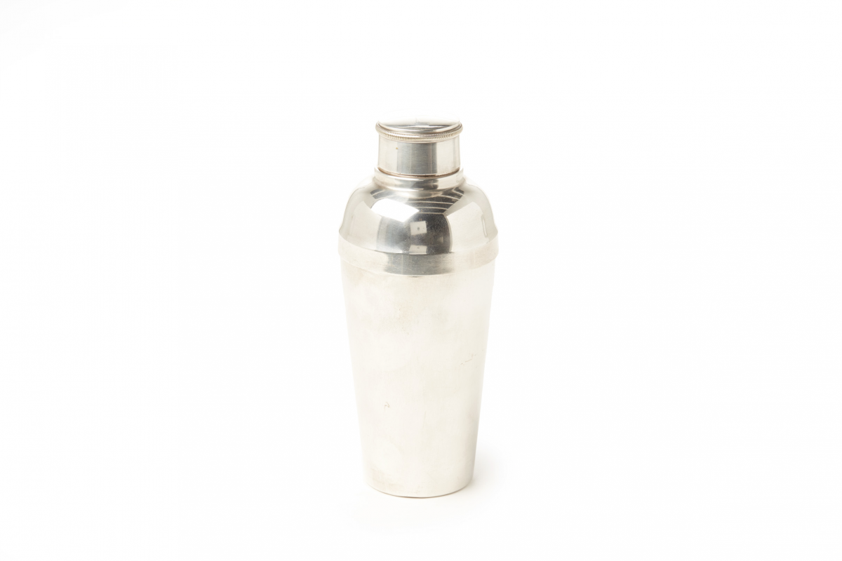 A VINTAGE ENGLISH SILVER PLATED COCKTAIL SHAKER