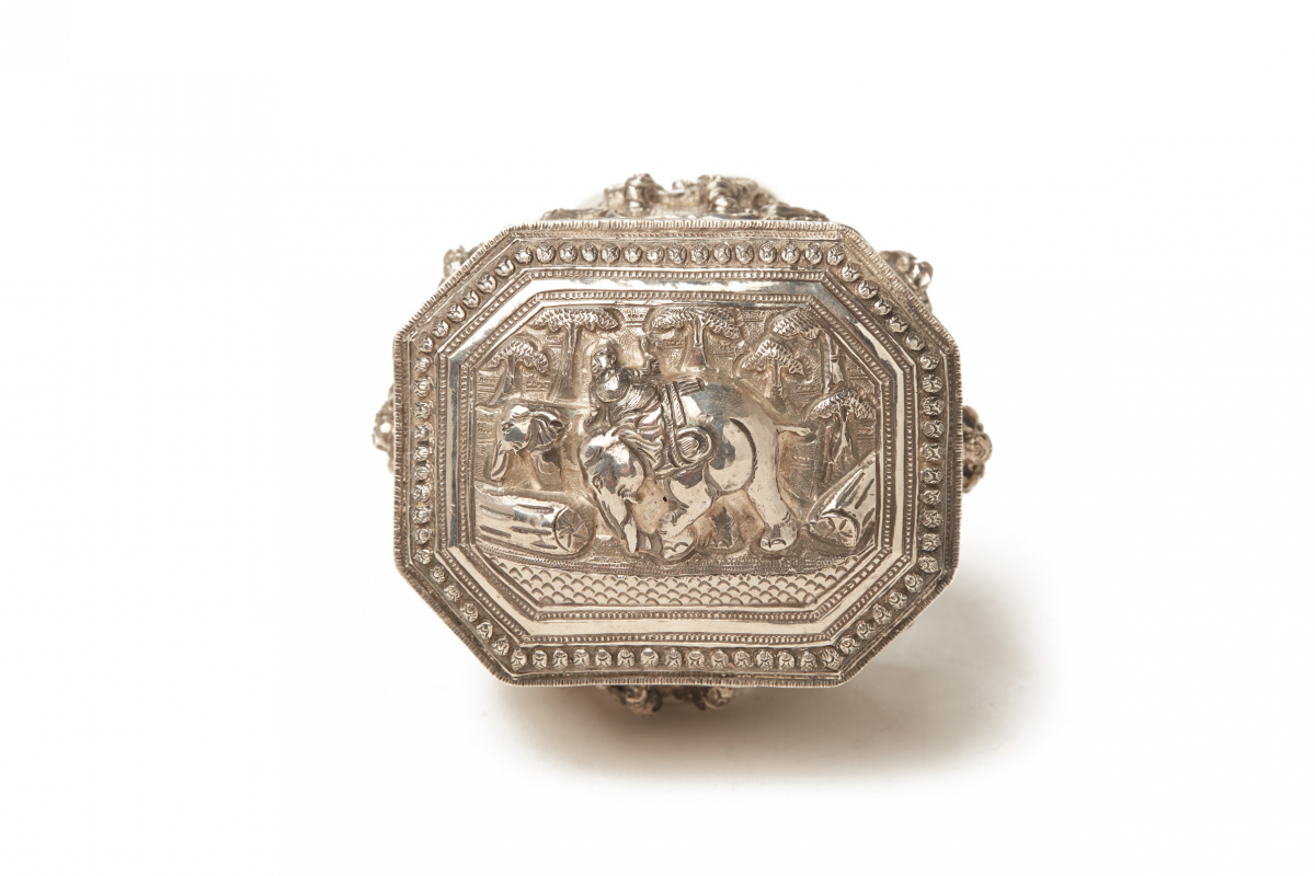 A SOUTHEAST ASIAN SILVER OCTAGONAL LIDDED BOX - Image 2 of 3