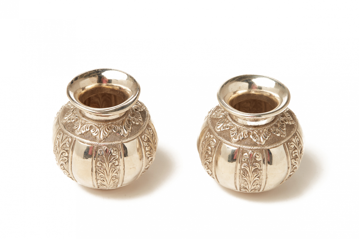 A PAIR OF ROUNDED SILVER BUD VASES - Image 2 of 3
