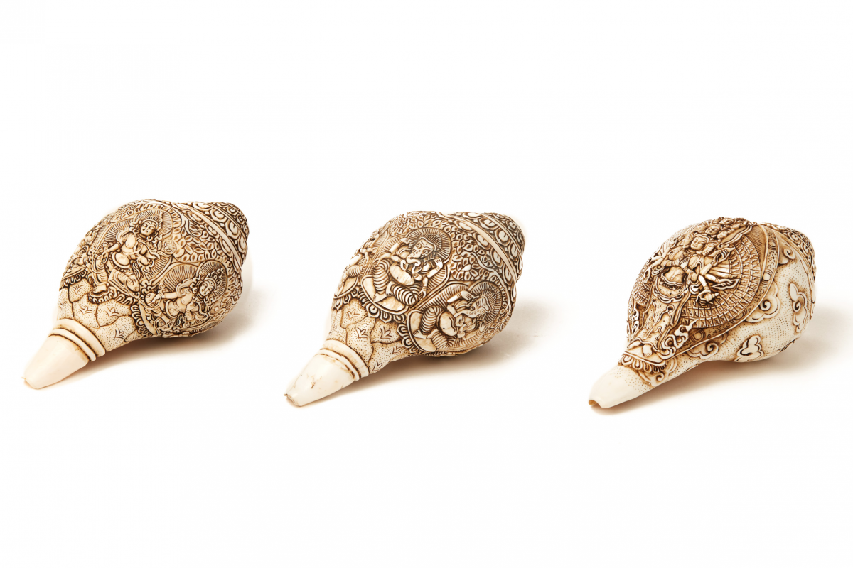 A SET OF THREE NEPALESE CARVED 'SANKHA' - Image 2 of 4