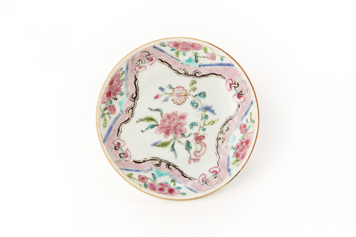 AN ANTIQUE CHINESE PORCELAIN 'FAMILLE ROSE' SAUCER