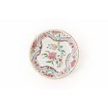 AN ANTIQUE CHINESE PORCELAIN 'FAMILLE ROSE' SAUCER