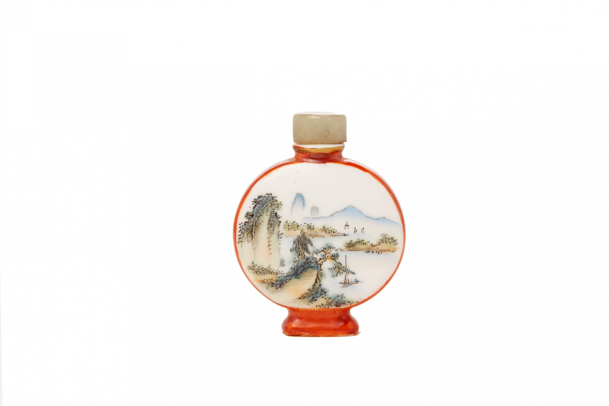 AN OVOID PORCELAIN SNUFF BOTTLE - Image 2 of 3
