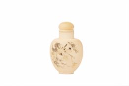 A RESIN SNUFF BOTTLE DECORATED WITH TWO BIRDS