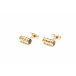 A PAIR OF 18K GOLD, DIAMOND & ONYX CYLINDER CUFFLINKS