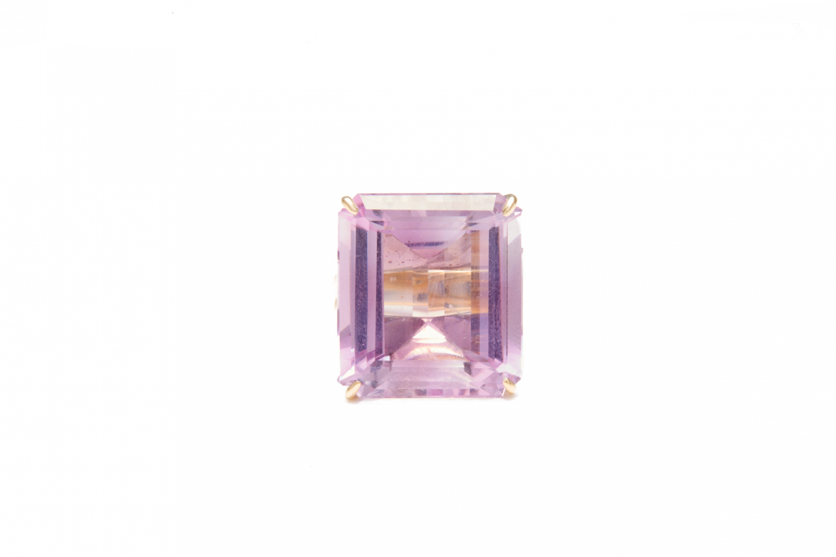 H. STERN - AN 18K GOLD AND AMETHYST RING - Image 2 of 4