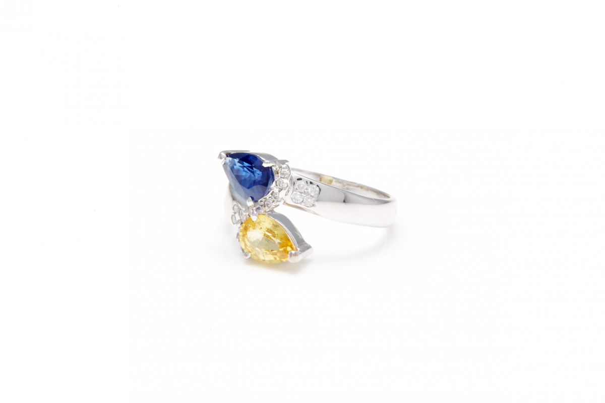 AN 18K WHITE GOLD, DIAMOND AND COLOURED SAPPHIRE RING - Image 3 of 3