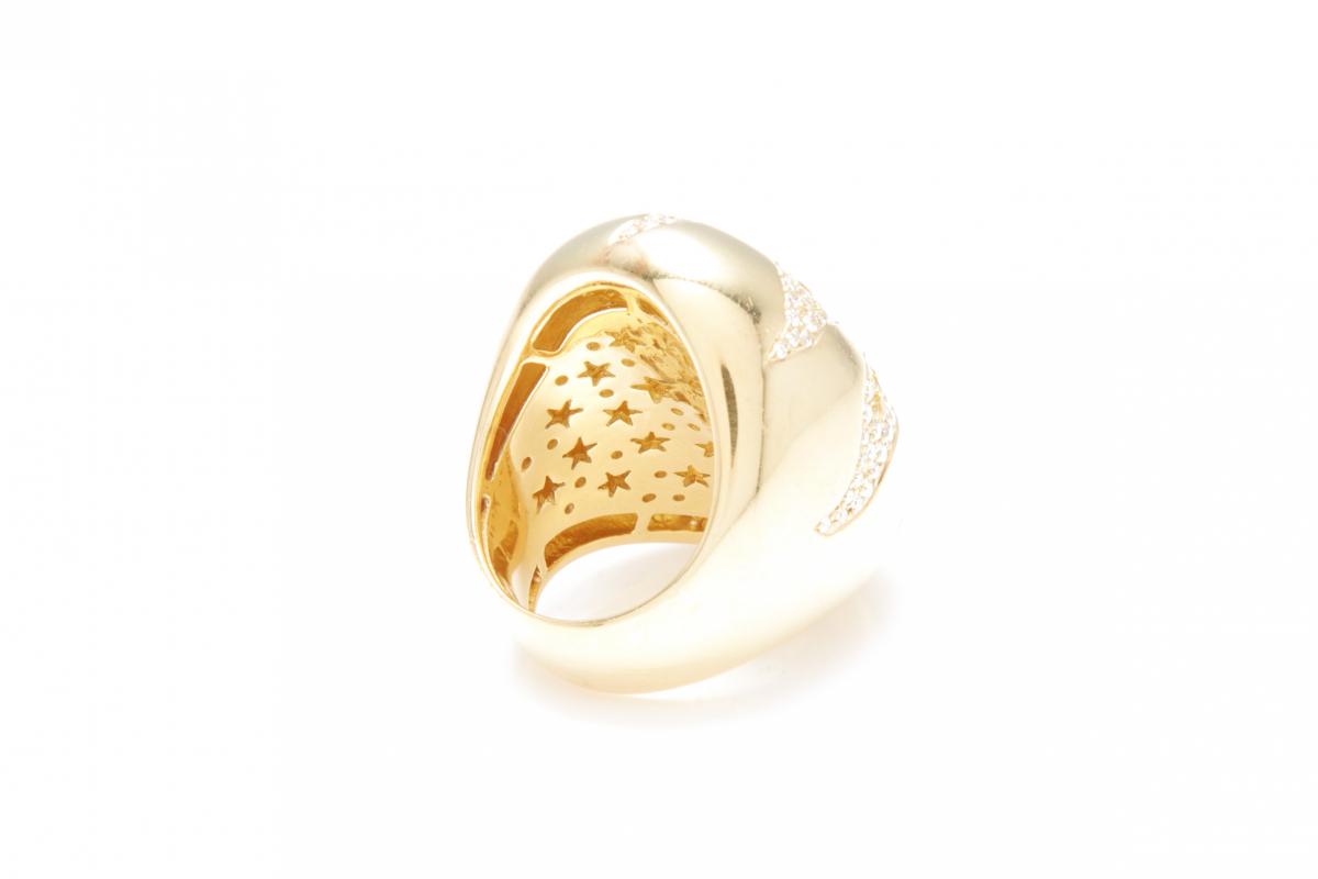 AN 18K GOLD AND DIAMOND STAR RING - Image 2 of 3