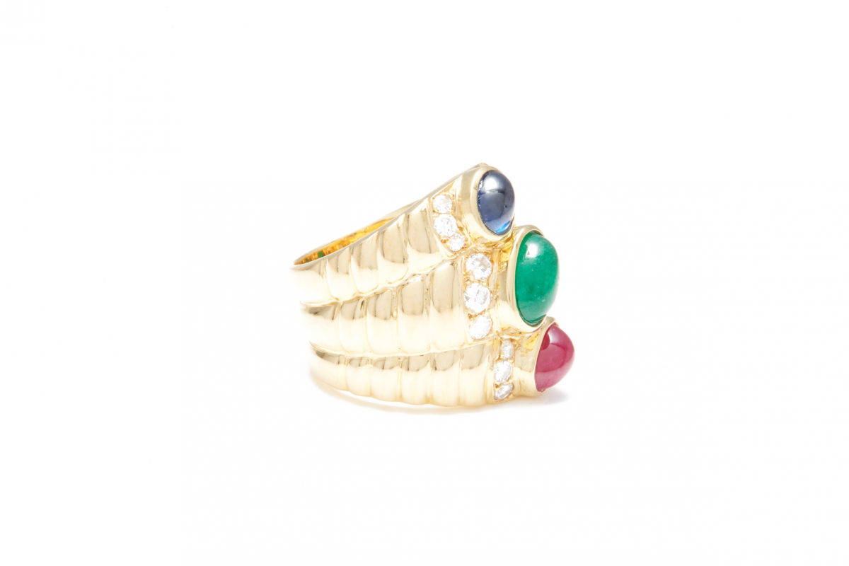 AN 18K GOLD, EMERALD, RUBY AND SAPPHIRE RING - Image 2 of 3