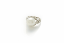 AN 18K WHITE GOLD, SOUTH SEA PEARL AND DIAMOND RING