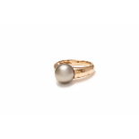 HUENS - AN 18K GOLD, DIAMOND AND PEARL RING