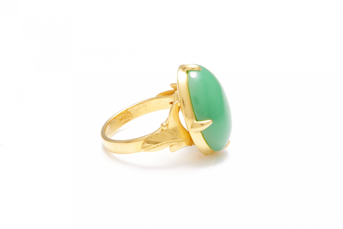 A VINTAGE 18K GOLD AND JADE RING - Image 2 of 4