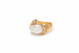 AN 18K GOLD, PINK DIAMOND & PEARL RING