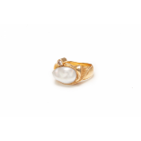 AN 18K GOLD, PINK DIAMOND & PEARL RING