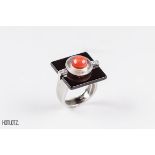 ASCIONE - AN 18K WHITE GOLD, ONYX, CORAL AND DIAMOND RING