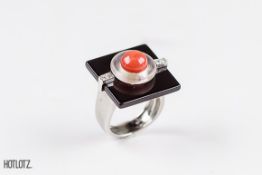 ASCIONE - AN 18K WHITE GOLD, ONYX, CORAL AND DIAMOND RING