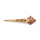 AN ANTIQUE GOLD AND PINK SAPPHIRE BROOCH