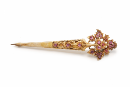 AN ANTIQUE GOLD AND PINK SAPPHIRE BROOCH