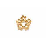 TIFFANY & CO. - AN 18K GOLD AND DIAMOND FLORAL CIRCLE BROOCH