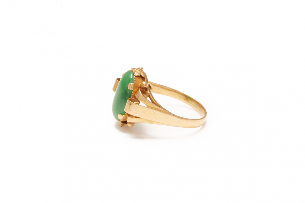 AN 18K GOLD & JADE RING - Image 3 of 3