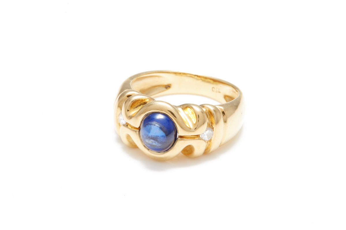 A SAPPHIRE DIAMOND AND GOLD RING