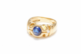 A SAPPHIRE DIAMOND AND GOLD RING