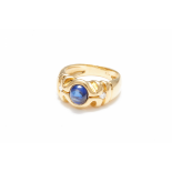 A SAPPHIRE DIAMOND AND GOLD RING