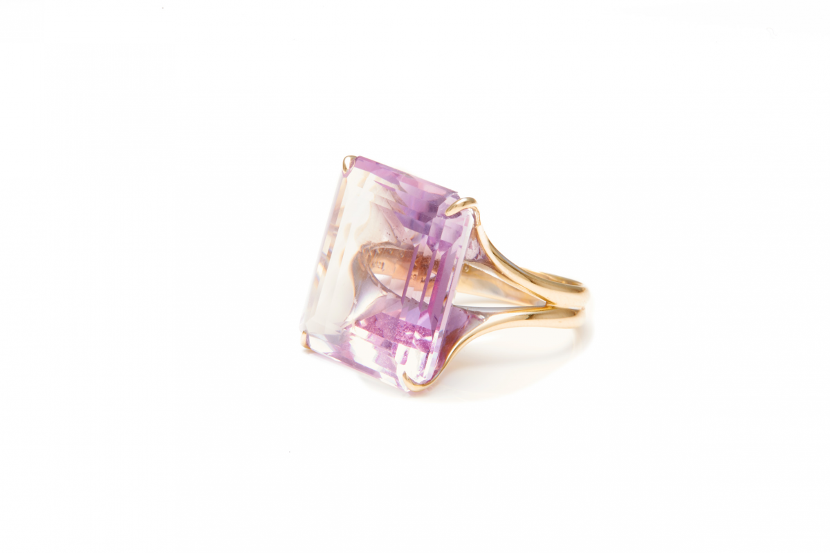 H. STERN - AN 18K GOLD AND AMETHYST RING