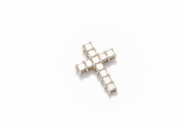 AN 18K WHITE GOLD AND DIAMOND CROSS PENDANT