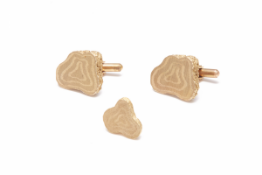 A 14K GOLD CUFFLINKS AND TIE PIN SET DECORATED WITH TREE RINGS