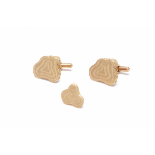 A 14K GOLD CUFFLINKS AND TIE PIN SET DECORATED WITH TREE RINGS