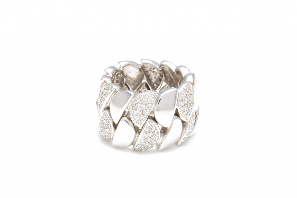 AN 18K WHITE GOLD AND DIAMOND WIDE BAND RING - Image 3 of 3
