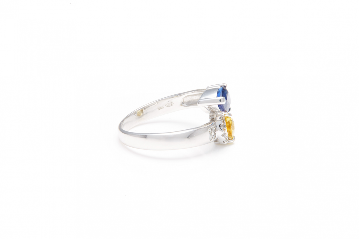 AN 18K WHITE GOLD, DIAMOND AND COLOURED SAPPHIRE RING - Image 2 of 3