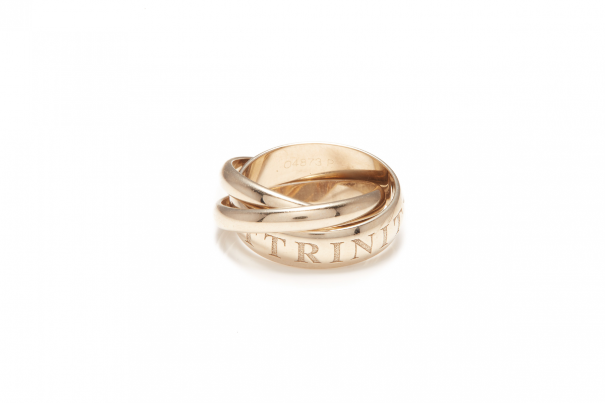 CARTIER - A LIMITED EDITION 18K 'OR AMOUR ET TRINITY' RING - Image 4 of 4