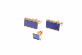 A PAIR OF 14K GOLD AND LAPIS LAZULI CUFFLINKS AND A TIE PIN