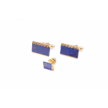 A PAIR OF 14K GOLD AND LAPIS LAZULI CUFFLINKS AND A TIE PIN