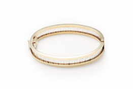 A 14K YELLOW AND WHITE GOLD BANGLE