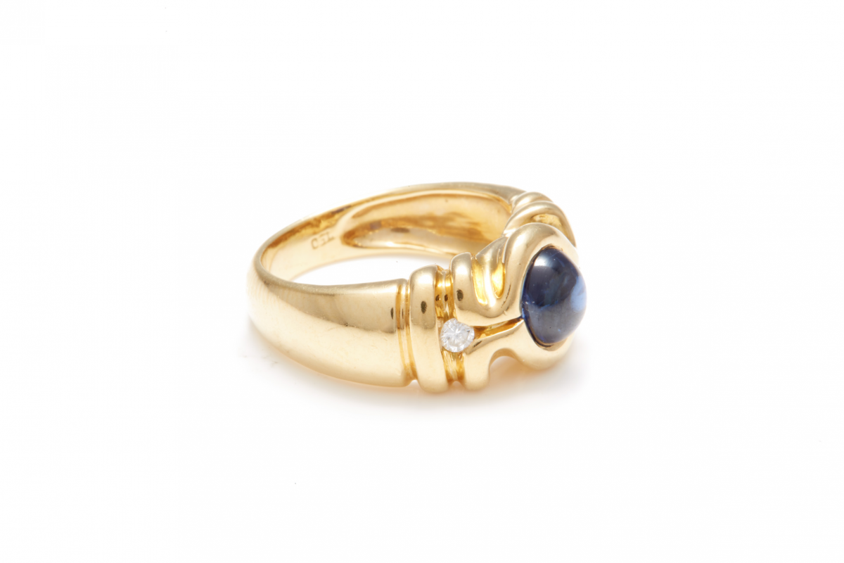 A SAPPHIRE DIAMOND AND GOLD RING - Image 2 of 3