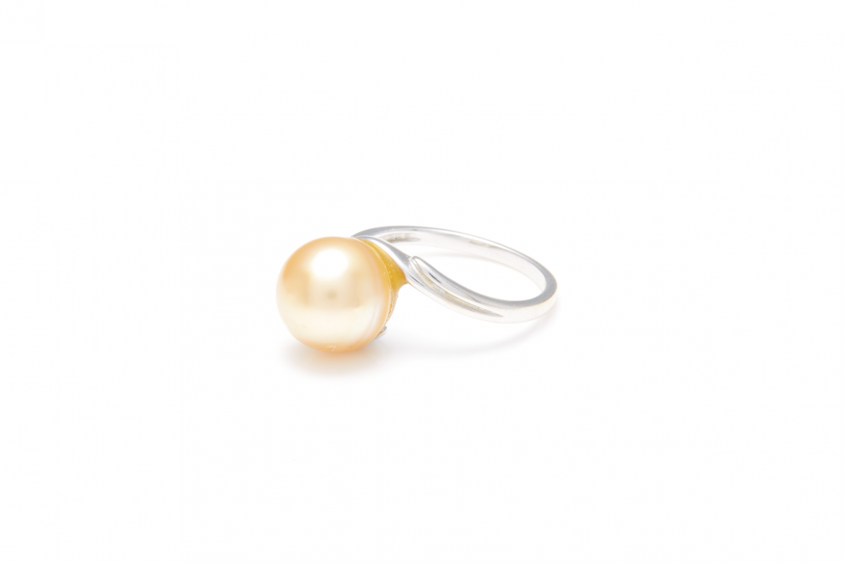 AN 18K WHITE GOLD AND GOLDEN PEARL DRESS RING - Image 2 of 4
