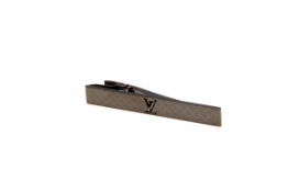 LOUIS VUITTON - A CHAMPS ELYSÉES BLACK TEXTURED TIE BAR