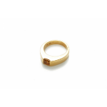 A 18K GOLD AND CITRINE RING