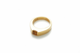 A 18K GOLD AND CITRINE RING