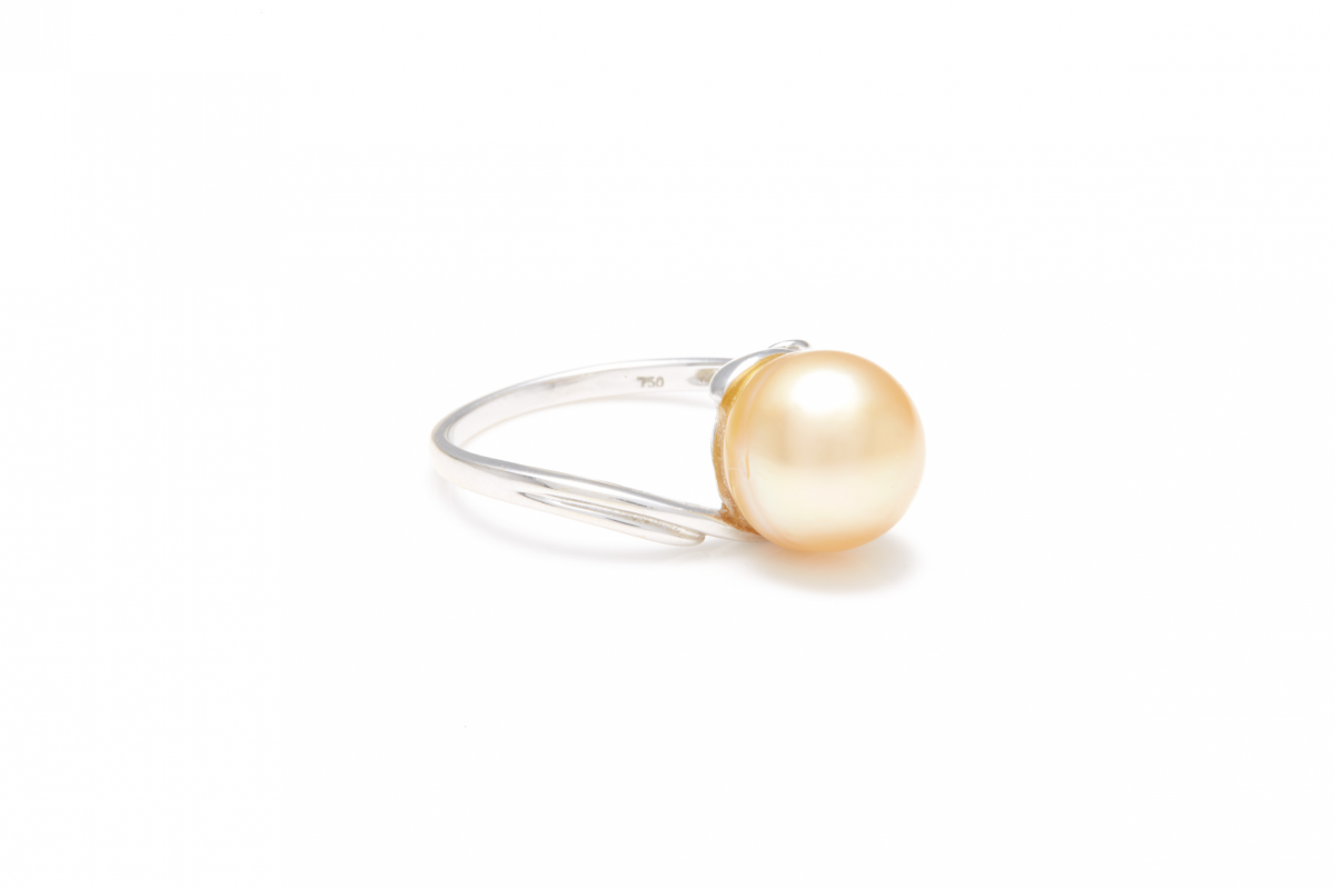 AN 18K WHITE GOLD AND GOLDEN PEARL DRESS RING