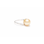AN 18K WHITE GOLD AND GOLDEN PEARL DRESS RING
