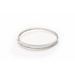 AN 18K WHITE GOLD AND DIAMOND HINGED BANGLE