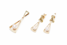 A 14K GOLD AND PEARL EARRING AND PENDANT SET