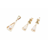 A 14K GOLD AND PEARL EARRING AND PENDANT SET