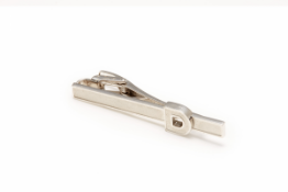 DUNHILL - A BRUSHED SILVER TIE BAR WITH A 'D' ROUNDEL