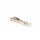 DUNHILL - A BRUSHED SILVER TIE BAR WITH A 'D' ROUNDEL